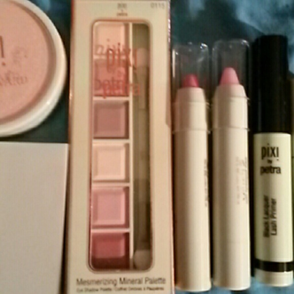 NWOT pixi makeup set - Picture 3 of 4